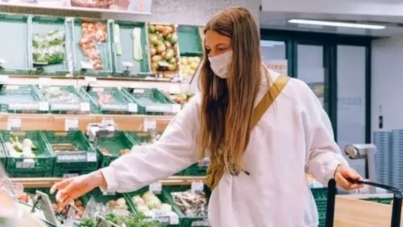 Women-wearing-mask-in-store